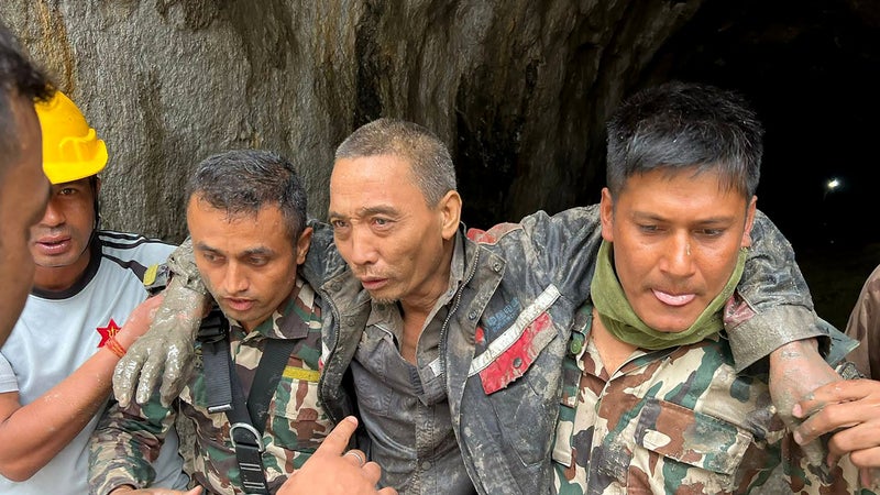 Crue au Népal: un troisième rescapé, de nationalité chinoise, extrait vivant d'un tunnel dix jours après les inondations