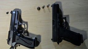 Une femme a tiré sur son mari, d'une balle en pleine tête, mais la victime a survécu à ce coup de feu (photo d'illustration).