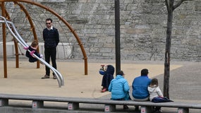 Des parents et leurs enfants le 16 mars 2020 dans un parc à Lyon (photo d'illustration)