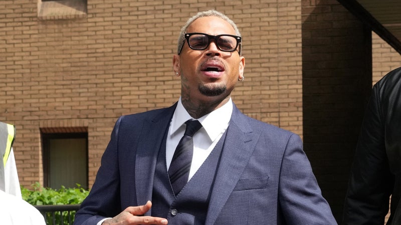 Il s'était servi d'une bouteille comme arme: le rappeur Chris Brown condamné à du sursis pour une rixe en boîte de nuit à Londres