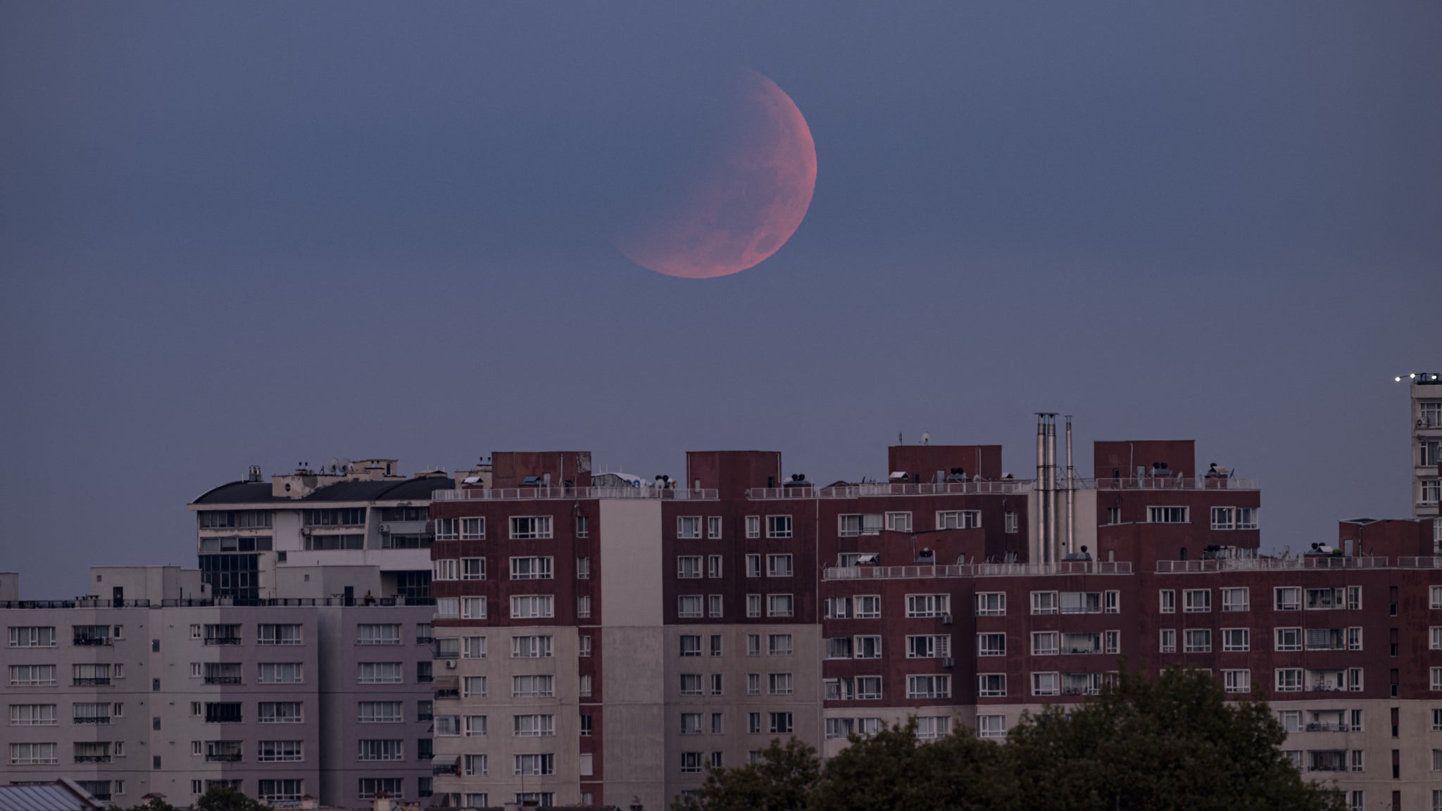 Une éclipse lunaire partielle est observée au-dessus d'Ankara, en Turquie, le 28 août 2026. 