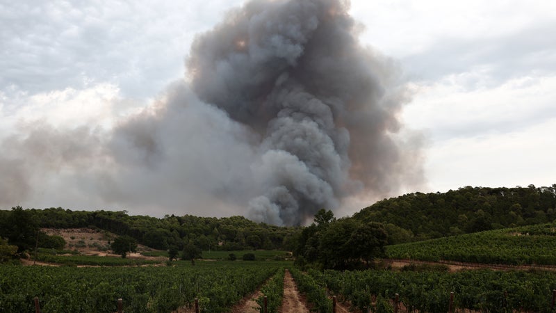"On se croirait en temps de guerre": dans le Var, le retour du feu désespère ceux qui doivent de nouveau évacuer