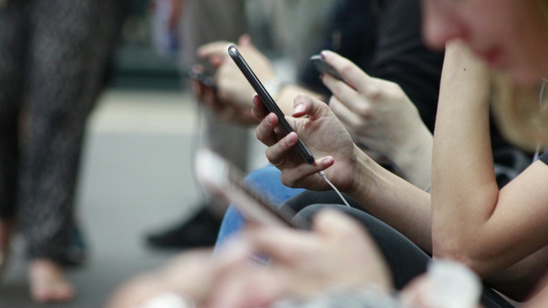 Vous risquerez une amende si vous traversez en regardant votre téléphone dans ce pays: "C'est une taxe déguisée"