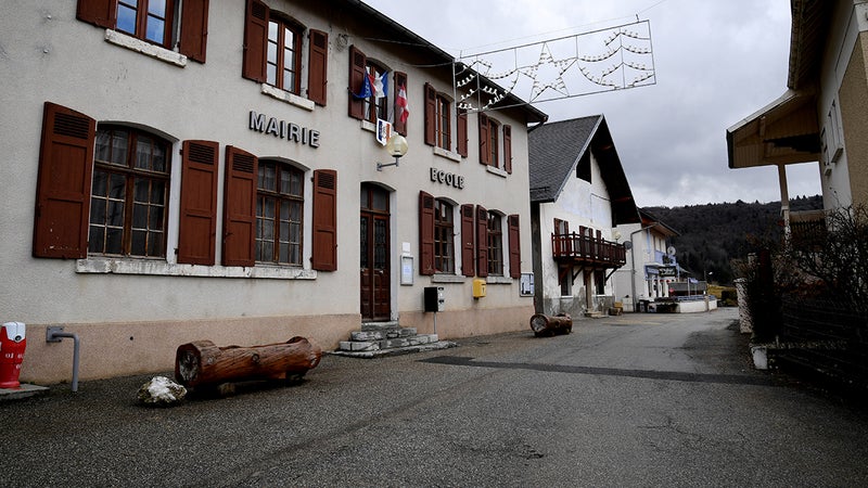 "On n'est pas maire en télétravail": à peine élu, le nouvel édile d'un petit village part vivre... à 5000km de sa mairie