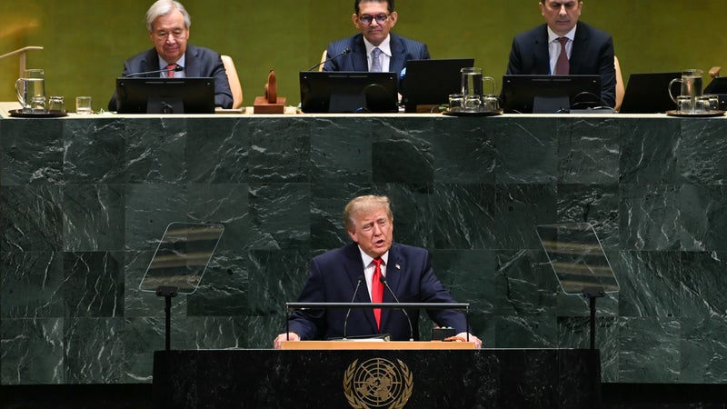 Guerre au Moyen-Orient: Donald Trump dit avoir le choix entre "anéantir" l'Iran ou passer un "accord"