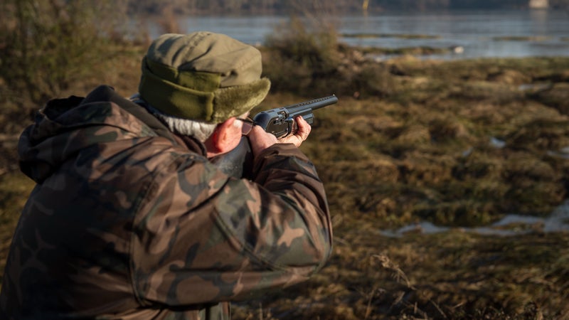 "S'exprimer comme ça, c'est délirant": les propos de Sandrine Rousseau sur un "affrontement" avec les chasseurs font débat