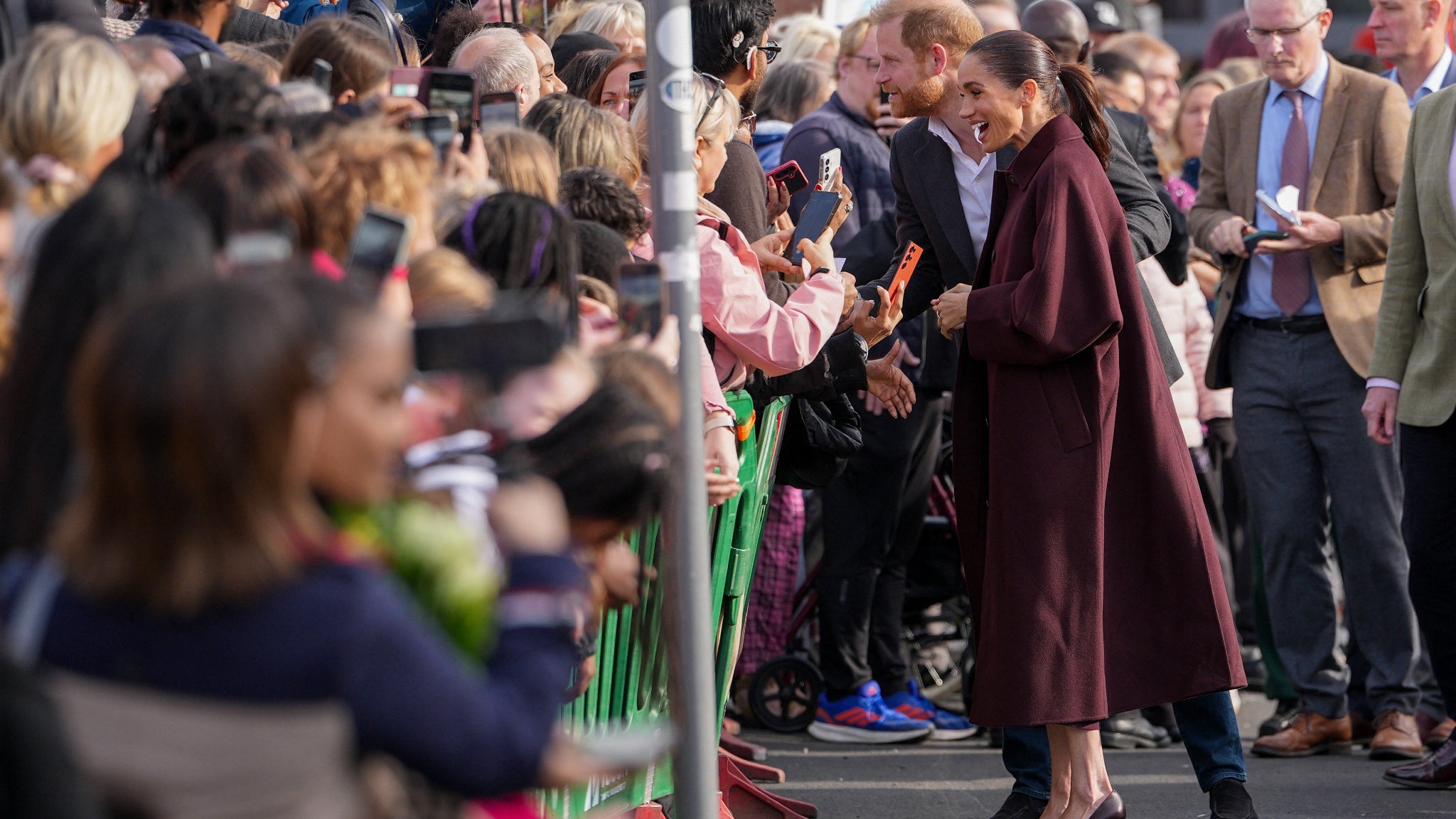 Le prince Harry et Meghan saluent les personnes venues les accueillir lors de leur visite, le 15 octobre 2026, à Nottingham, en Angleterre.
