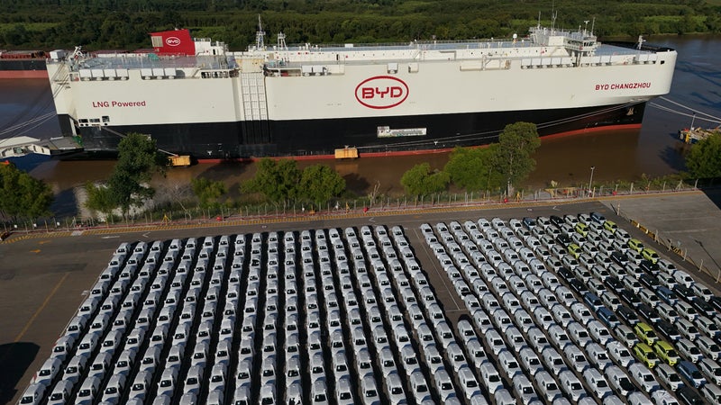 Face à l'avalanche des 800.000 voitures hybrides chinoises qui arrivent en Europe, Bruxelles sort le frein d'urgence et impose un plafond de 350.000 véhicules