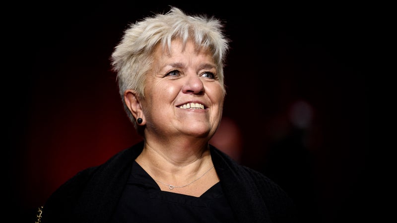 "Plus harcelé que harceleur": Mimie Mathy "trouve dommage de priver le public" de Patrick Bruel après l'annulation de sa tournée