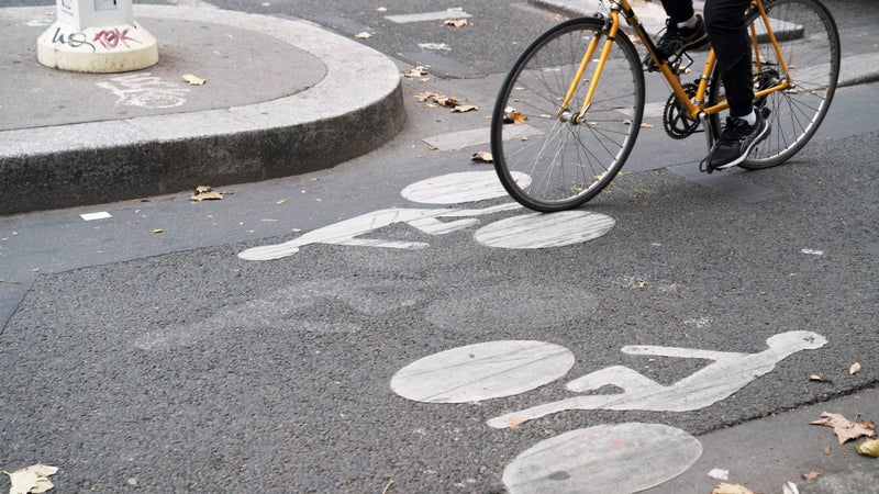 Poitiers: les cyclistes manifestent contre la limitation de la circulation des deux-roues en centre-ville