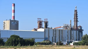 Cette photographie montre l'entrée de l'usine de pâte à papier Fibre Excellence, bloquée par des employés, à Tarascon, dans le sud de la France, le 29 juillet 2026.