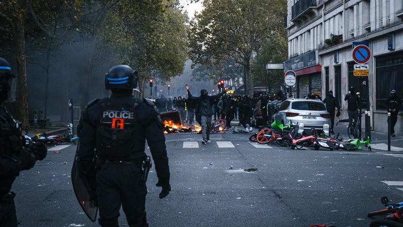 "On était dans de l'insurrection": le patron de la CRS 8 raconte le "champ de bataille" qu'ont été les violences à Paris le 17 octobre