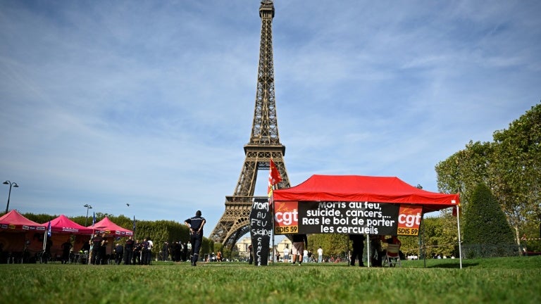 En grève, les pompiers dorment au pied de la tour Eiffel pour clamer leur "colère" et demander plus de moyens
