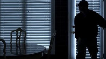 A l'arrivée des policiers, le cambrioleur présumé était endormi sur un lit d'une chambre (Photo d'illustration)