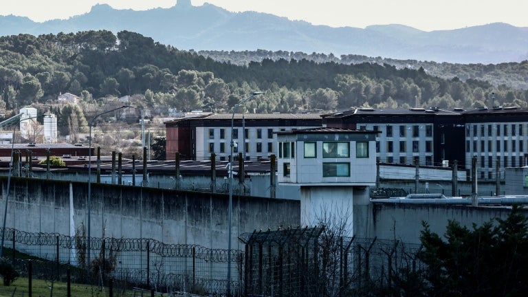 Matelas au sol, cafards... La justice examine "des conditions de détention indignes" à la prison d'Aix-Luynes