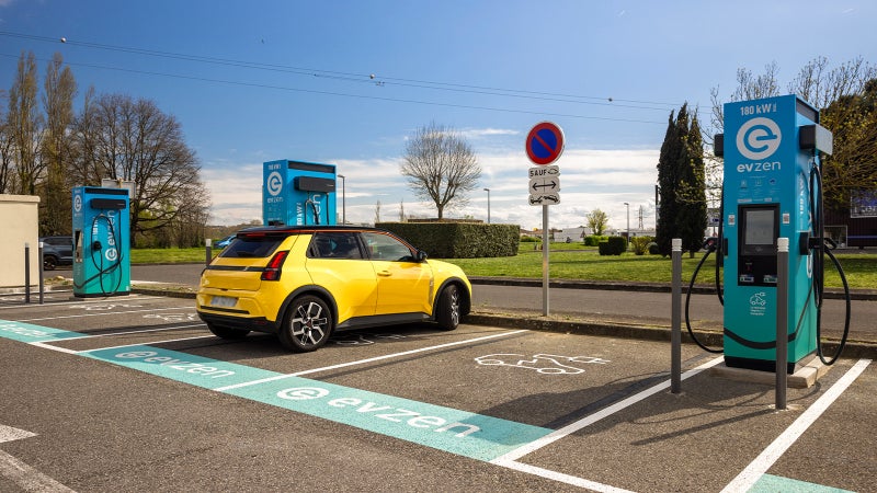 "On ne sait jamais ce qu'on va payer": la recharge hors domicile, le point noir de la voiture électrique?