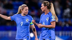 Eugénie Le Sommer en discussion avec Amandine Henry lors de France-Allemagne, le 23 février 2024