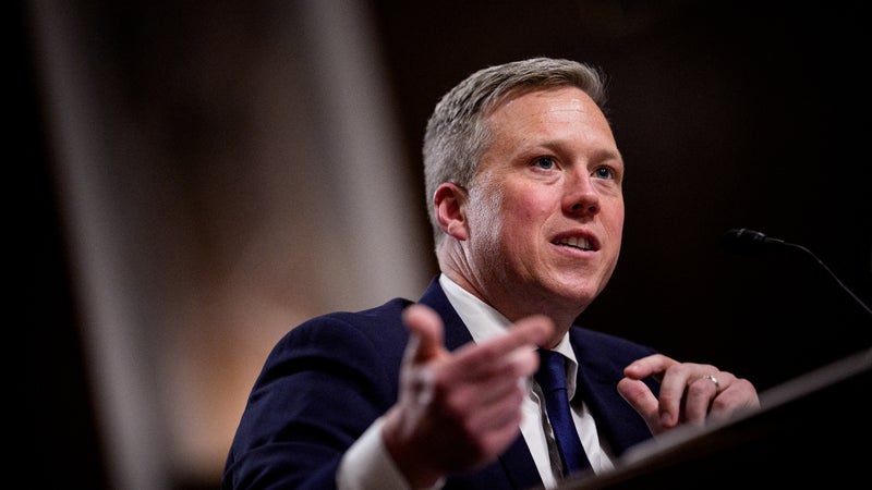 Le secrétaire à l'Armée des États-Unis, Dan Driscoll, prend la parole lors d'une audition de la commission des forces armées du Sénat au Capitole, le 12 mai 2026 à Washington, DC. 