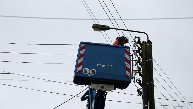 Tempête Austen: 59.000 foyers encore privés d'électricité ce dimanche à midi