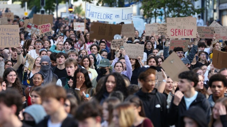 "Je m'interroge sur le fait que la société s'inquiète quand les jeunes s'engagent trop": au coeur de la colère lycéenne et des manifestations, les réseaux sociaux au diapason d'adolescents "politisés" et "méprisés"