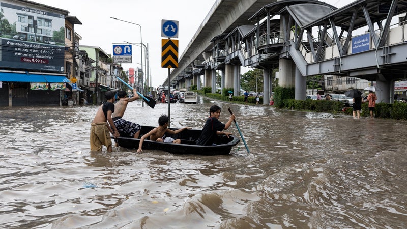 "L'eau n'arrête pas de monter": les images impressionnantes de Bangkok submergée par les pluies, l’état de catastrophe naturelle décrété