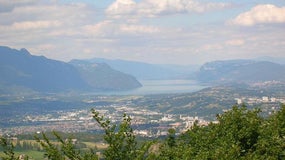 La ville de Chambéry est située dans le département de la Savoie. Là-bas, regorge des lacs et des montagnes à perte de vue. 