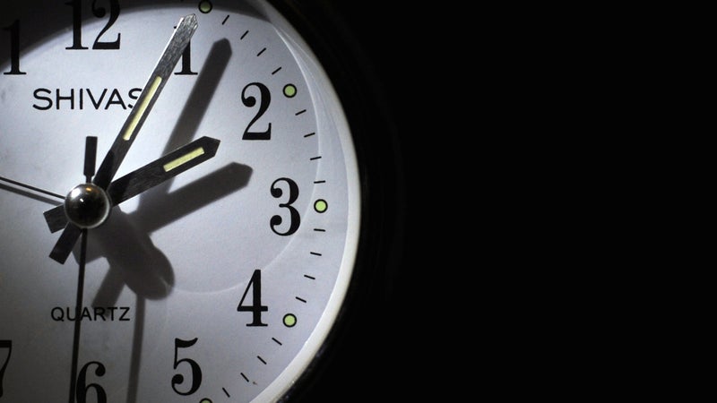 Passage à l'heure d'hiver: vous allez bientôt dormir une heure de plus, découvrez à quelle date