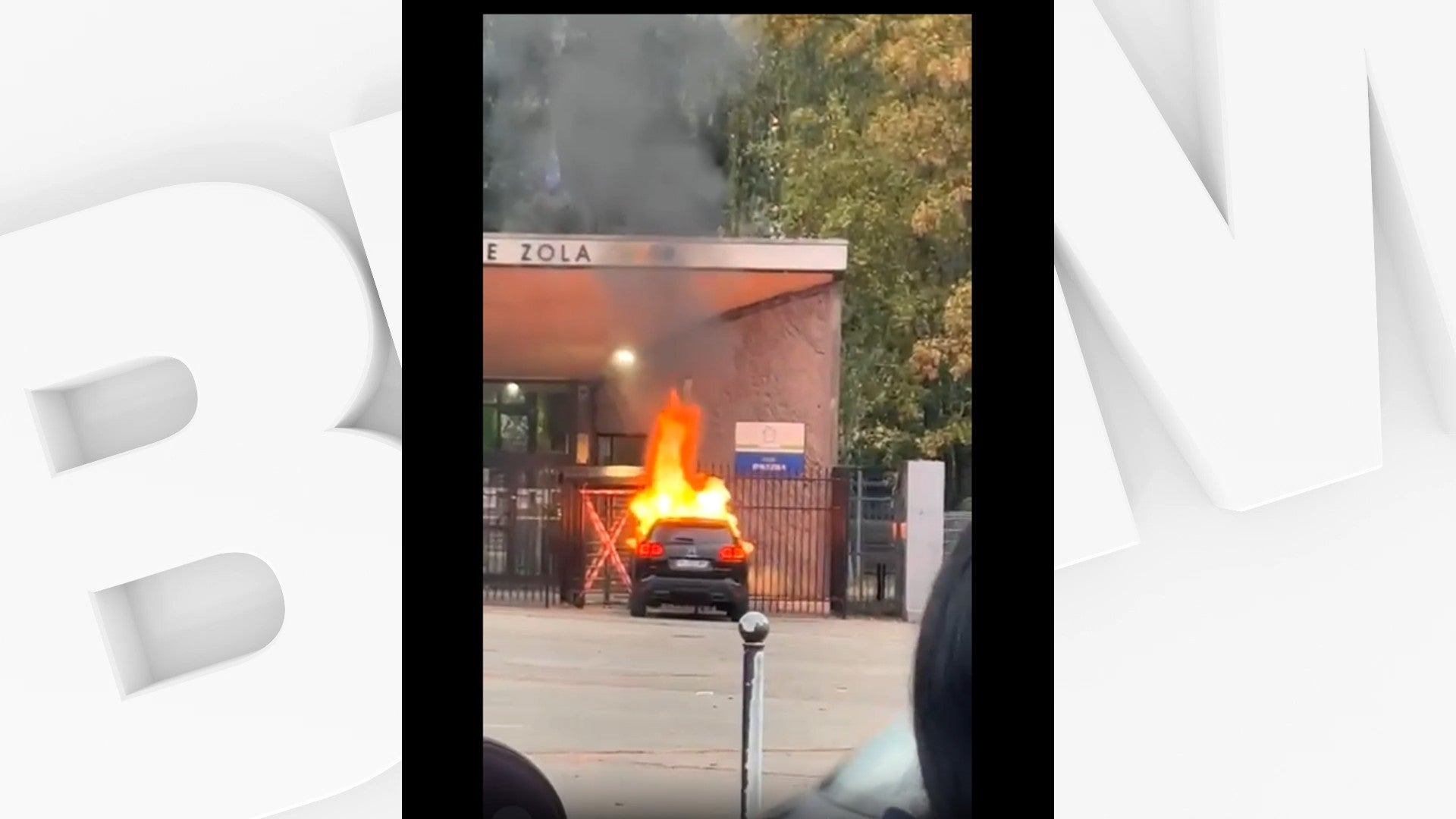 INFO BFMTV. Un véhicule projeté sur les grilles d'un lycée à côté de Roubaix et mis à feu, l'auteur recherché