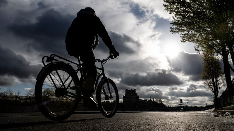 Un cycliste gravement blessé au couteau par un automobiliste après un différend routier à Paris