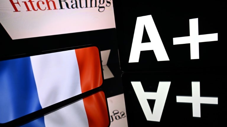 Elle aurait "des arguments" pour encore abaisser la note : Fitch se penchera vendredi sur la note souveraine de la France