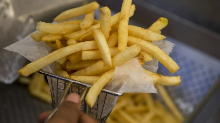 "On n’a pas le choix, il faut travailler": l’arrivée d’un nouveau fast-food divise cette commune du Puy-de-Dôme