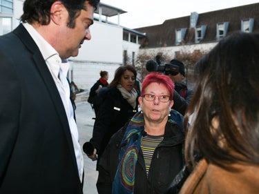 Martine Henry, la mère de Jonathann Daval, échange avec l'avocat de son fils, Randall Schwerdorffer, au tribunal de Besançon, dans le Doubs, le 7 décembre 2022