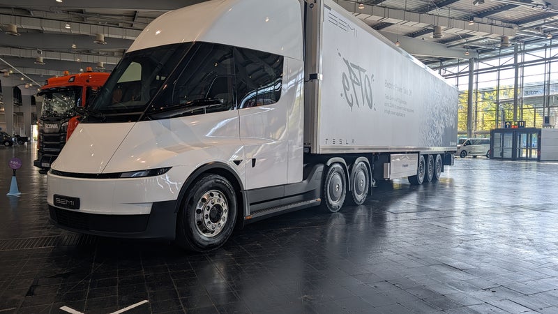 Aucun rétroviseur, deux immenses écrans de 15 pouces et 550 km d'autonomie: on est monté à bord du camion électrique de Tesla qui débarque en Europe (avec 7 ans de retard)