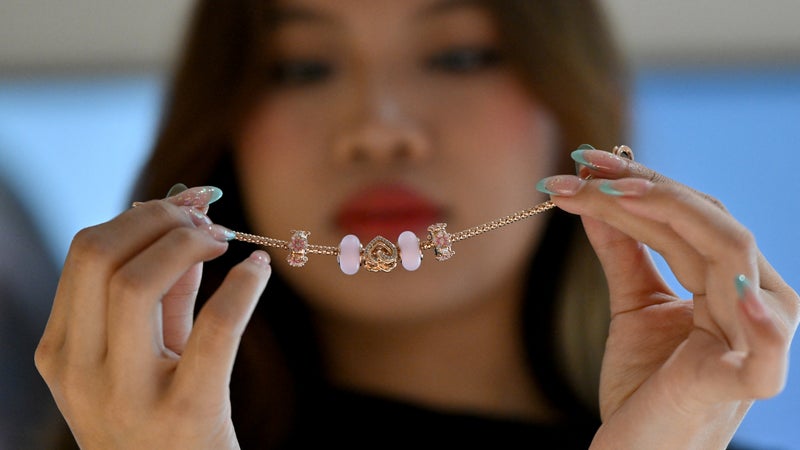 Après 40 ans de production exclusive en Thaïlande, Pandora se tourne vers le Vietnam pour accélèrer son développement en Asie et séduire les jeunes consommateurs avec des diamants de laboratoire