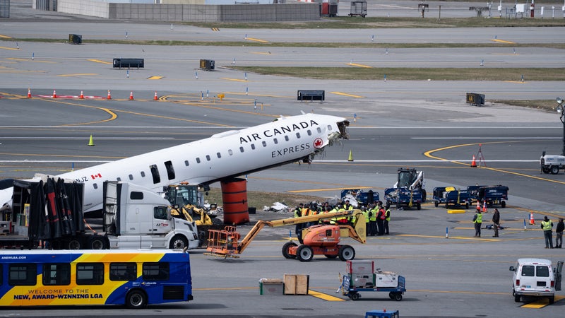 Deux pilotes ont perdu la vie dans l'accident: avant la collision entre un avion et un camion de pompiers à New York, des contrôleurs aériens avaient quitté leur poste plus tôt que prévu