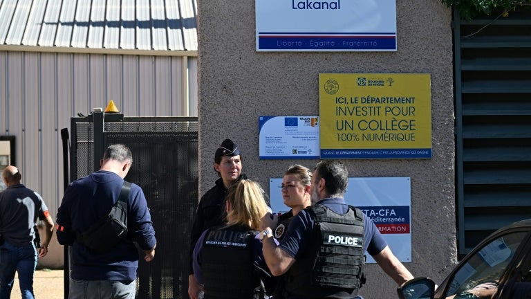 Tirs de fusil de chasse dans un collège d'Aubagne: la garde à vue du collégien interpellé prolongée