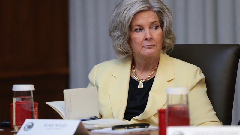 La directrice de cabinet de la Maison Blanche, Susie Wiles, annonce être guérie du cancer et remercie Donald Trump pour "son soutien indéfectible"