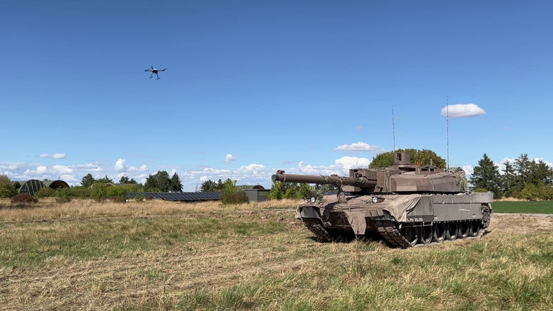Le drone va-t-il enterrer le vieillissant char Leclerc? À Reims, le 501e régiment de chars de combat l'imagine plutôt comme son "compagnon" pour devenir "ses yeux et ses oreilles" sur le terrain