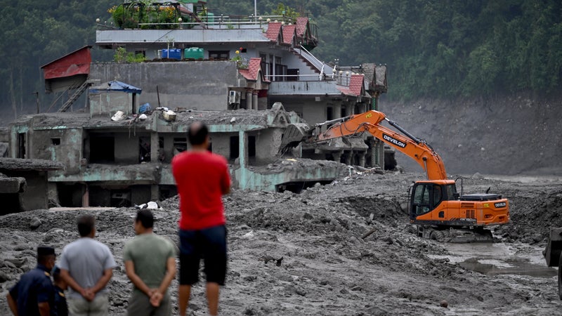 Crue dans l'Himalaya: 987 morts au Népal, le bilan total dépasse les 1.000 morts avec la Chine