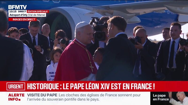 Le pape Léon XIV accueilli par Emmanuel Macron à sa descente de l'avion