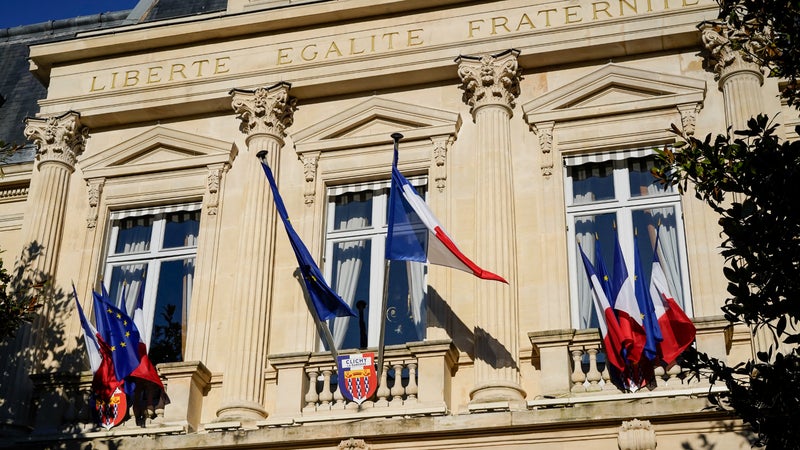 "Je n'ai pas peur": pneus crevés, menaces de mort, incendie... ce maire visé par des dealers témoigne de son combat