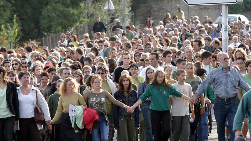 Une foule marche en octobre 2003 après le meurtre de Clément Roussenq, principal du collège Virebelle à La Ciotat (Bouches-du-Rhône).