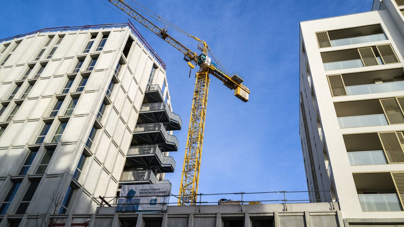 Normes, rénovation énergétique, investissements: Attal, Le Pen et Mélenchon interpelés sur la crise du logement et la "grande souffrance" du bâtiment