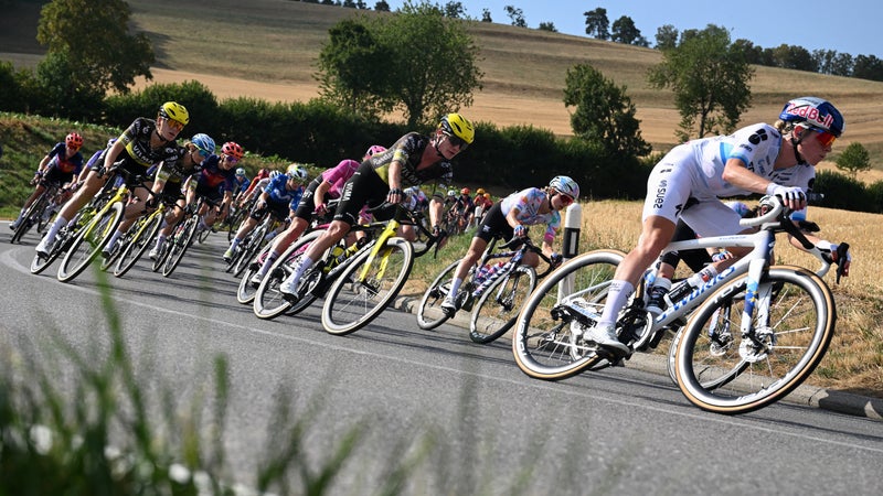 Le peloton du Tour de France femmes lors de la 1e etape le 1er aout 2026 2327828