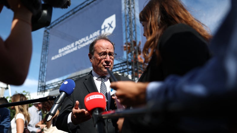 "Si je me lance, c'est au bon moment": François Hollande attendra "la fin du mois de décembre" pour décider de sa candidature à l'élection présidentielle