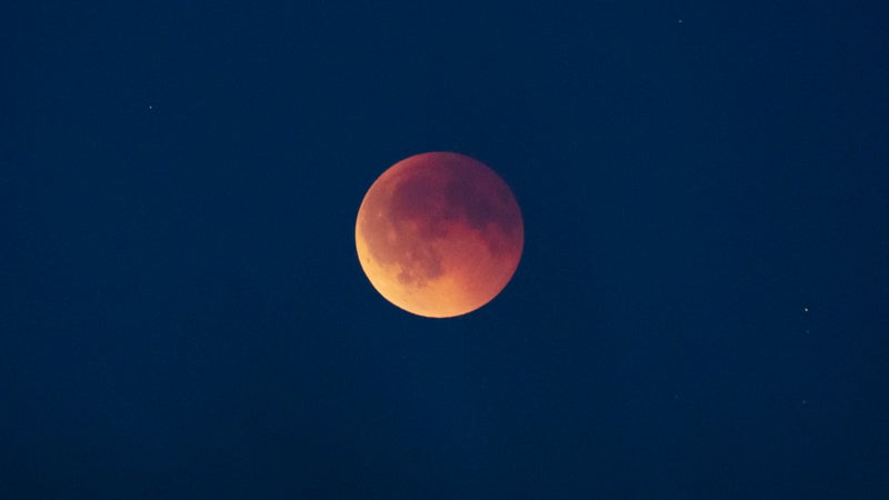 Horaires, équipements... Comment observer l'éclipse partielle de Lune dans la nuit de jeudi à vendredi?