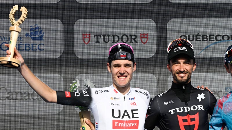 Pavel Sivakov a gauche avec Julian Alaphilippe et Alberto Bettiol a droite sur le podium du GP cycliste du Quebec le 12 septembre 2025 2335008