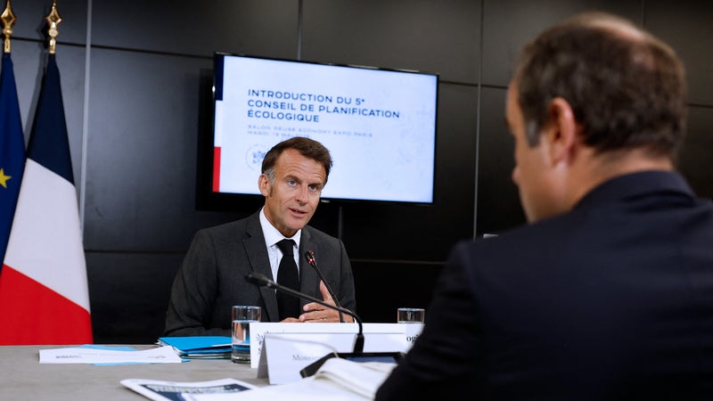 DIRECT. Violences du 17 octobre: les renseignements convoqués par Emmanuel Macron à l'Élysée, les partis politiques reçus à Matignon