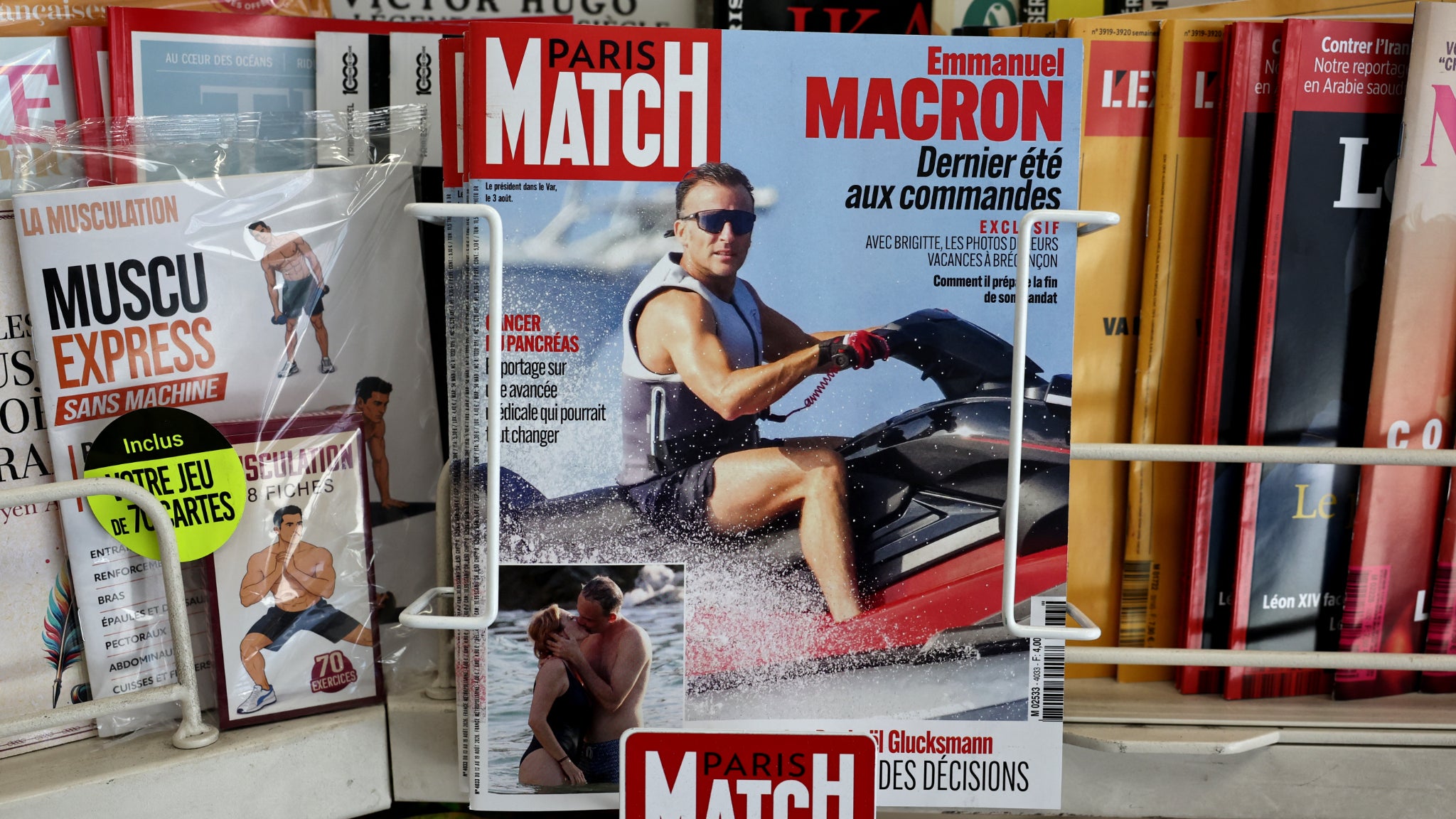 Emmanuel Macron en jet-ski fait la Une de Paris-Match: 
