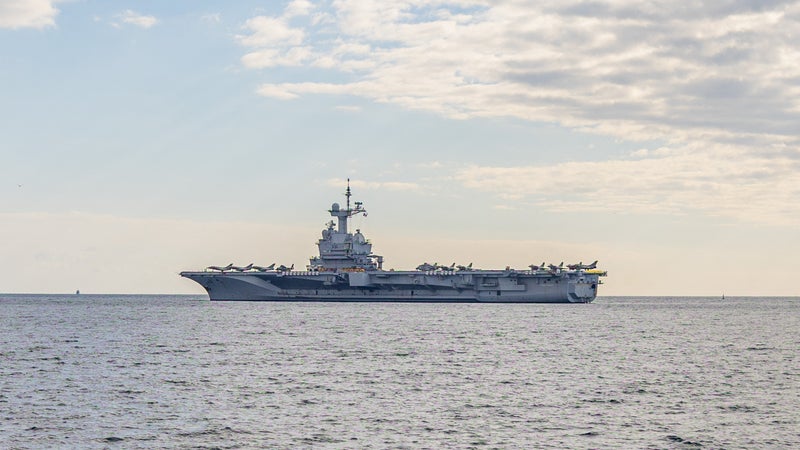 Le porte-avions Charles de Gaulle touché par un incendie ce matin sur la base navale de Toulon